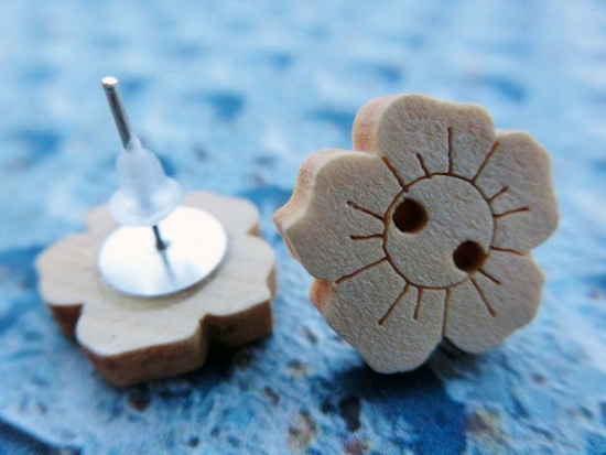 Preview: Blumen Knopf Ohrstecker Holz Natur Freesie